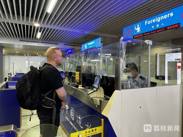 南京边检站保障受台风“贝碧嘉”影响备降国际航班顺畅通关