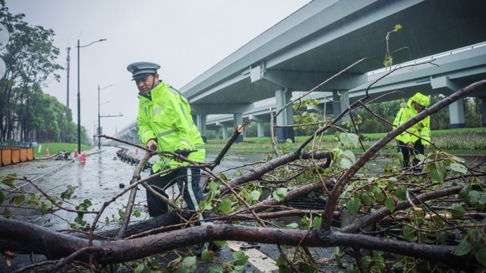 上海全市110警情明显上升，道路积水点陆续出现，交通管制仍未解除