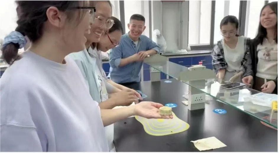 实验室里做月饼?!“报告!羡慕的泪水从嘴角流了出来……” 实验室里做月饼?!“报告!羡慕的泪水从嘴角流了出来……”