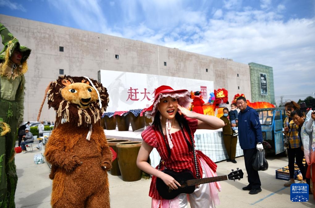 新华全媒+·国道之行 海阔天空｜“花式逛集”迎中秋