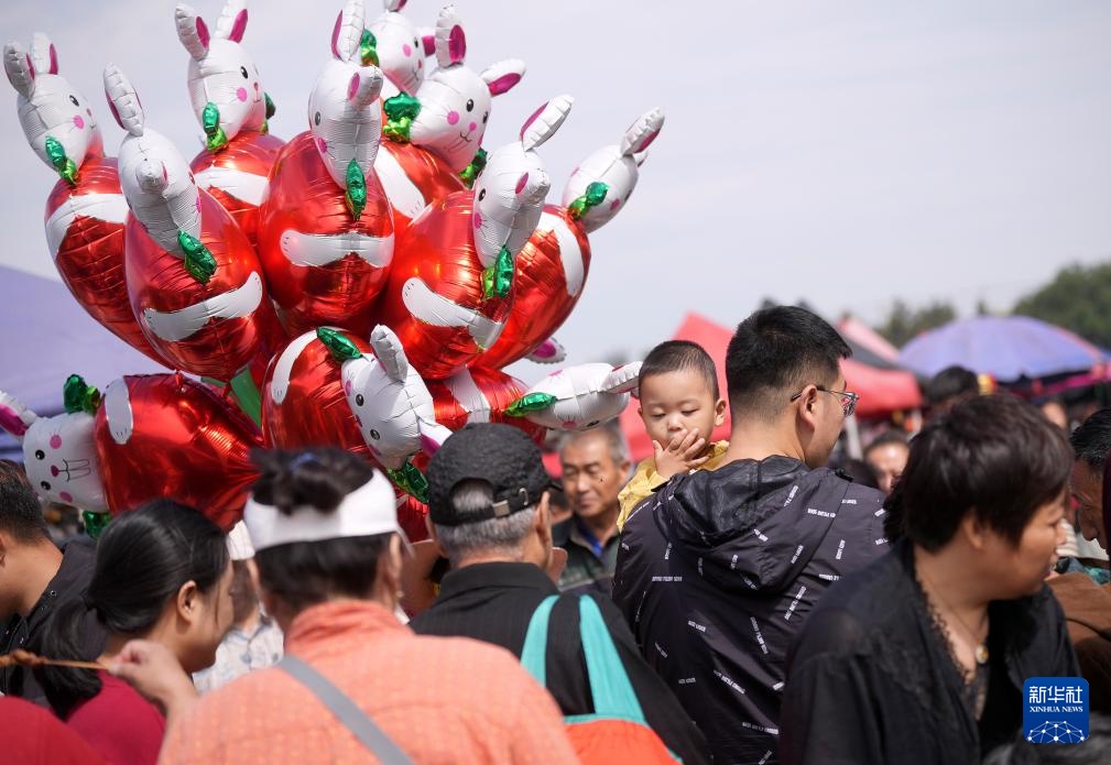 新华全媒+·国道之行 海阔天空｜“花式逛集”迎中秋