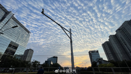 好看！中秋节北京天空现大片鱼鳞云