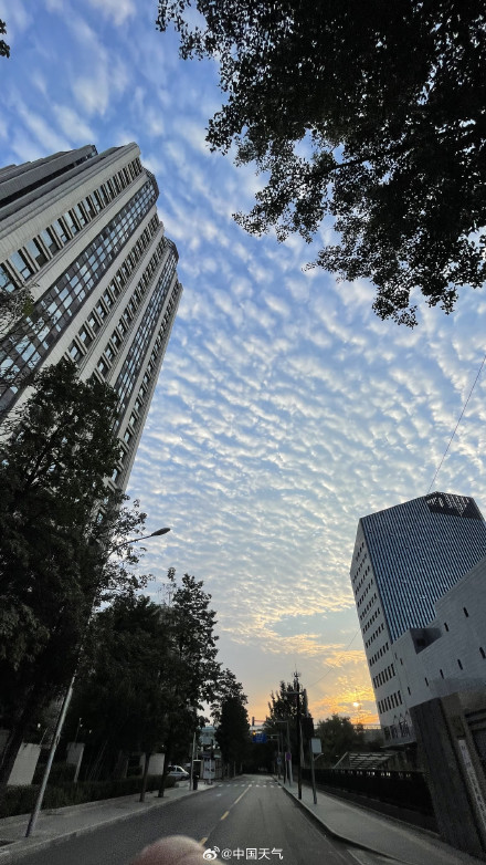 好看！中秋节北京天空现大片鱼鳞云