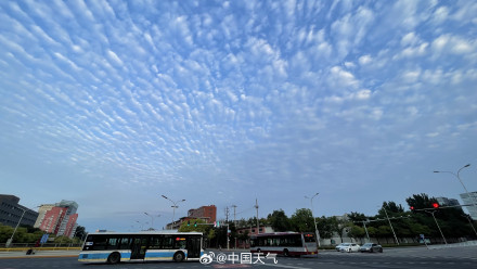 好看！中秋节北京天空现大片鱼鳞云