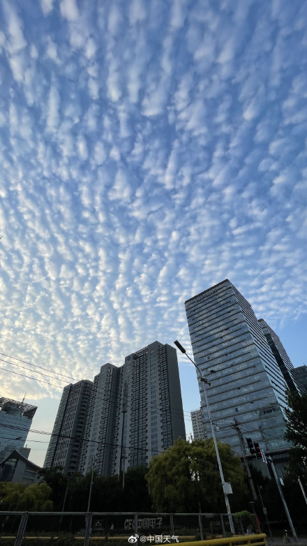 好看！中秋节北京天空现大片鱼鳞云