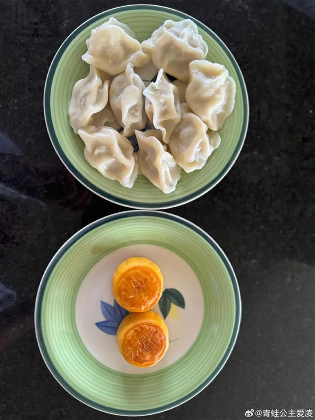 谷爱凌在新西兰雪山吃月饼和饺子，还“祝朋友们中秋节快乐”，前年曾拿月饼比心