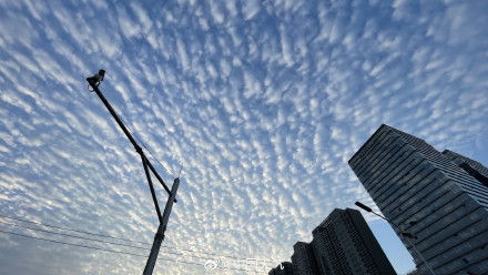 好看！中秋节北京天空现大片鱼鳞云