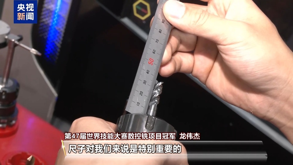 冠军小将龙伟杰和0.02毫米较上了劲 冠军小将龙伟杰和0.02毫米较上了劲