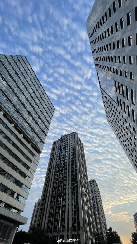 好看！中秋节北京天空现大片鱼鳞云
