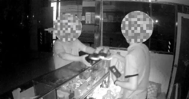 凌晨进商场“零元购”?民警赶到后惊出冷汗! 凌晨进商场“零元购”?民警赶到后惊出冷汗!