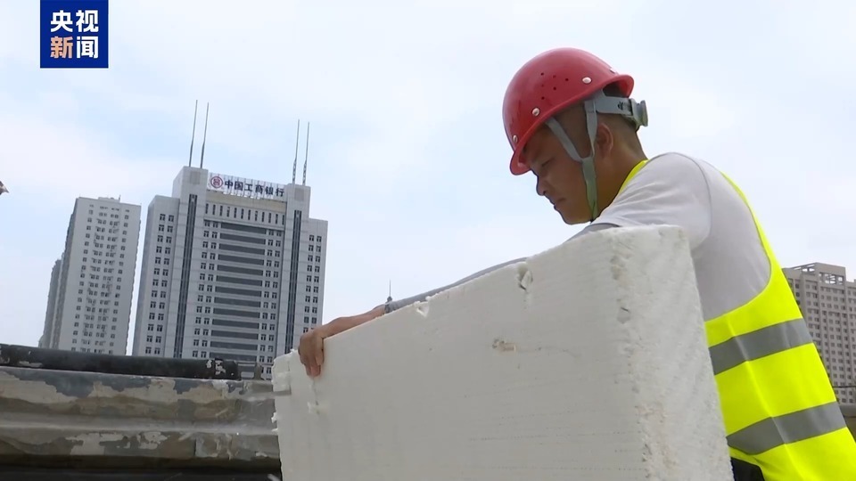 老屋子换上新电梯穿上“御冬装” 城市开荒更新进行时……