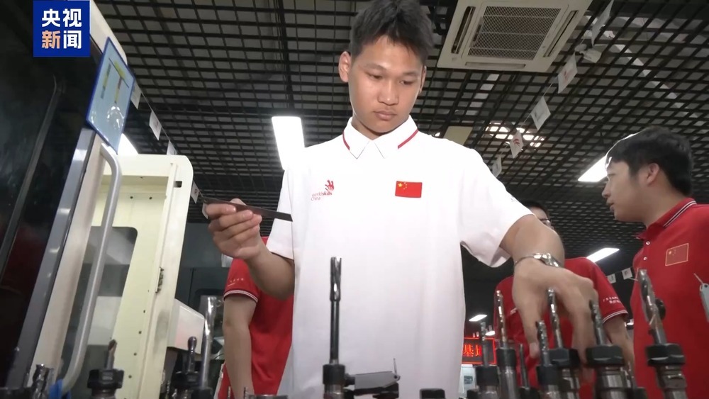 冠军小将龙伟杰和0.02毫米较上了劲 冠军小将龙伟杰和0.02毫米较上了劲