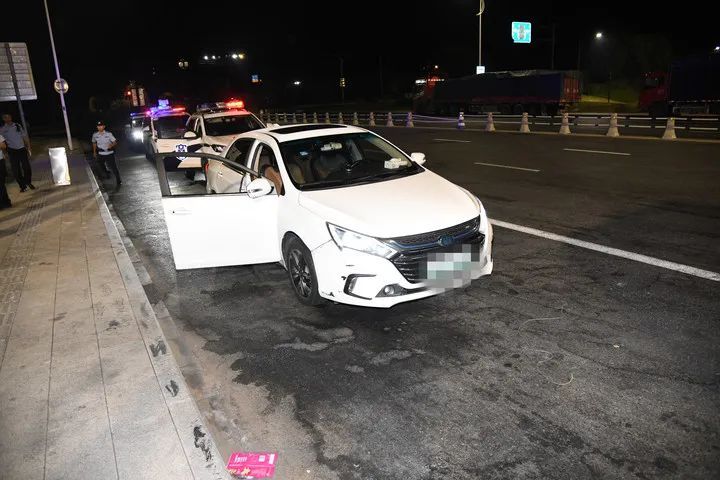 14捆现金!网约车司机凌晨接到大单瞬间慌了 公安紧急提醒 14捆现金!网约车司机凌晨接到大单瞬间慌了 公安紧急提醒