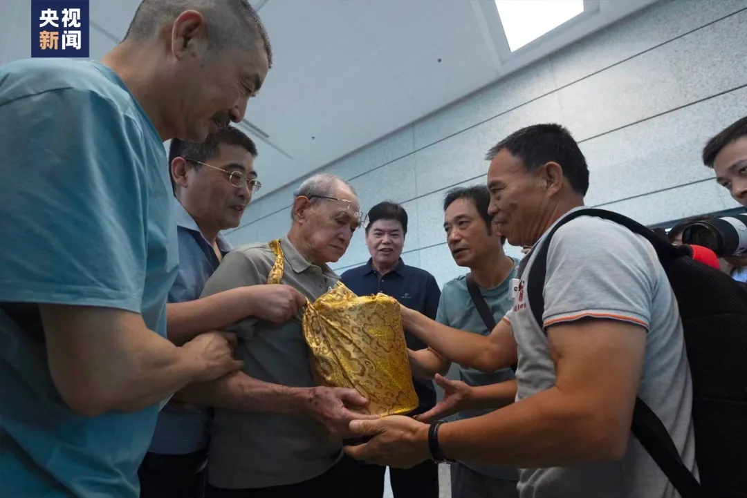 今年中秋，离家78年的他回来了