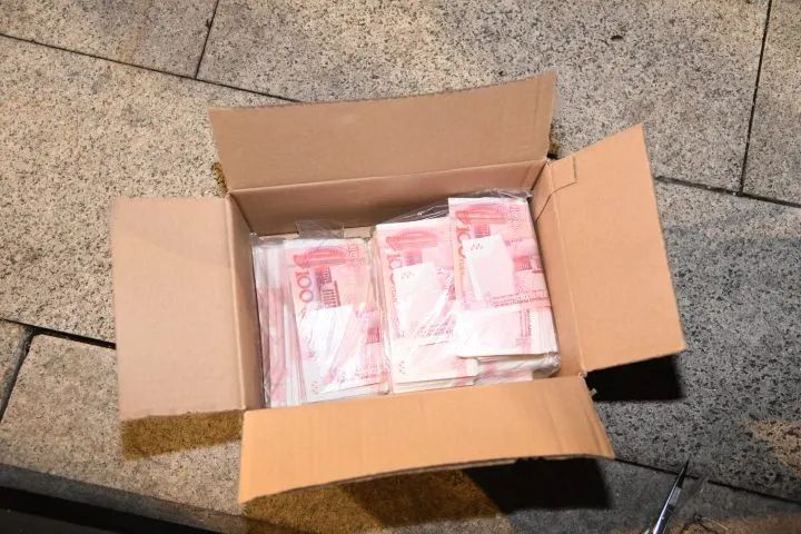 14捆现金!网约车司机凌晨接到大单瞬间慌了 公安紧急提醒 14捆现金!网约车司机凌晨接到大单瞬间慌了 公安紧急提醒