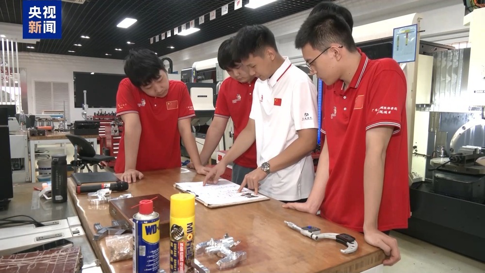 冠军小将龙伟杰和0.02毫米较上了劲 冠军小将龙伟杰和0.02毫米较上了劲