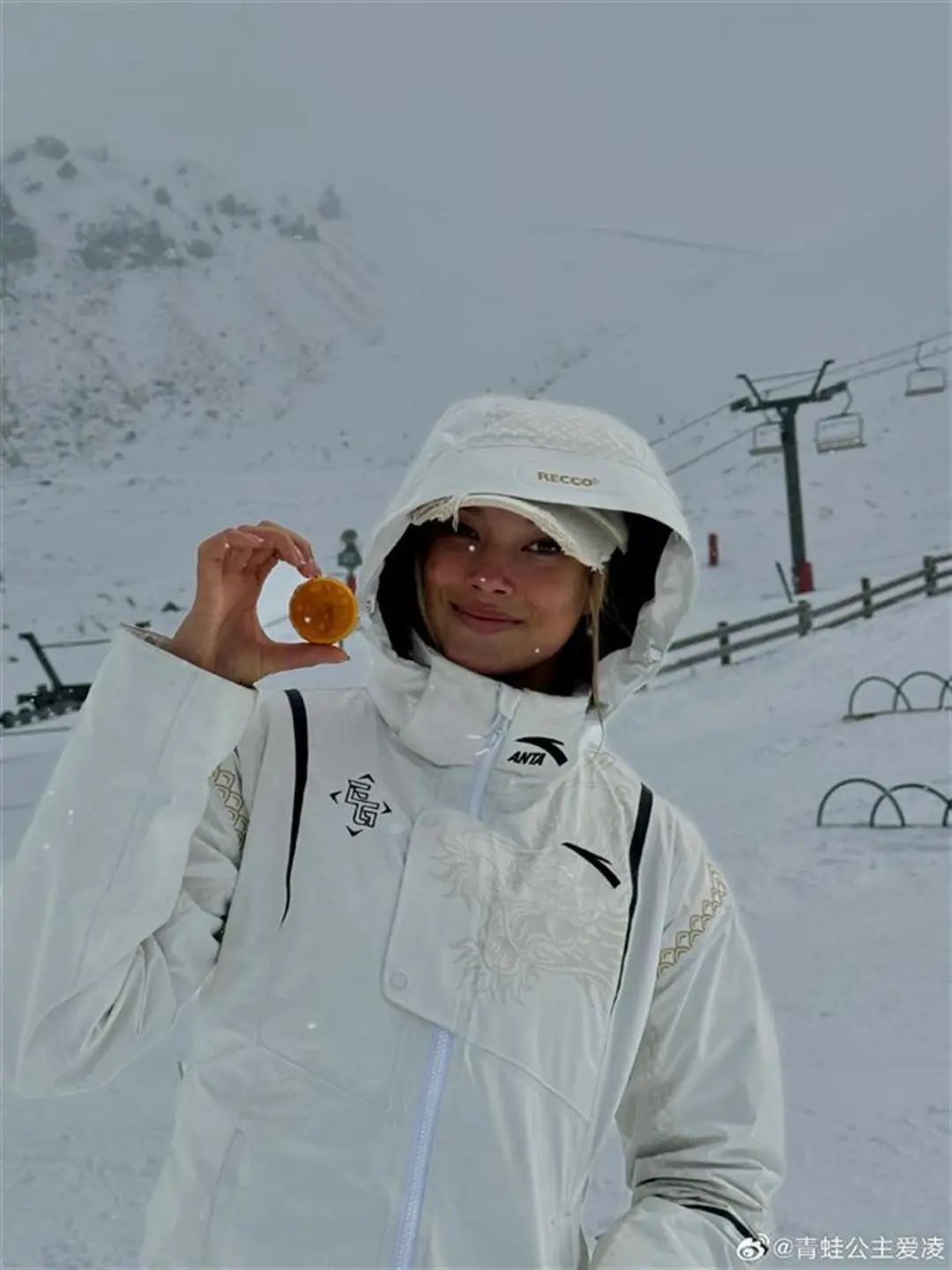 谷爱凌在新西兰雪山吃月饼和饺子，还“祝朋友们中秋节快乐”，前年曾拿月饼比心