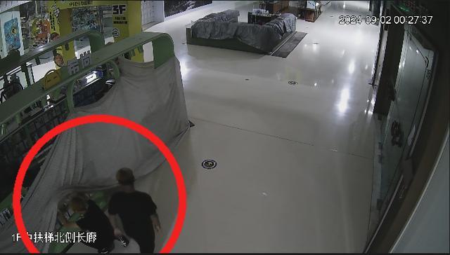 凌晨进商场“零元购”?民警赶到后惊出冷汗! 凌晨进商场“零元购”?民警赶到后惊出冷汗!