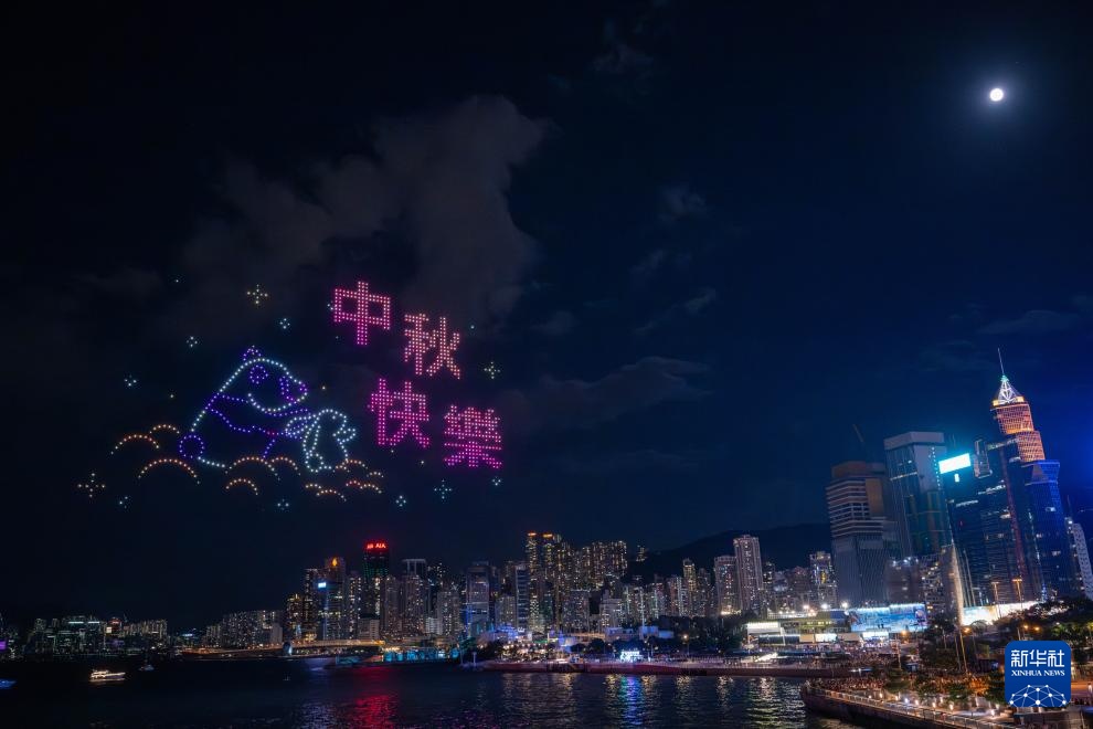 香港举行无人机表演庆祝中秋佳节