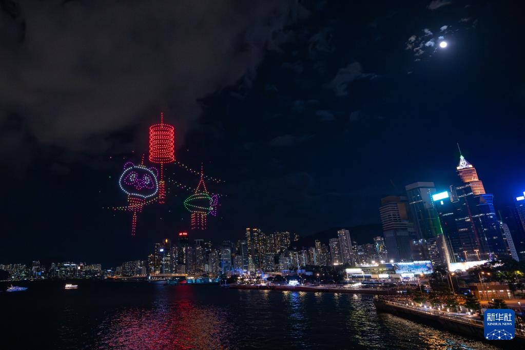 香港举行无人机表演庆祝中秋佳节