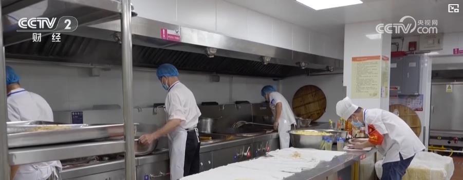 “光盘”变多了！上海中小学试点选餐制 满足学生个性化需求