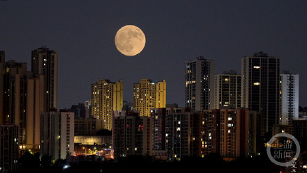 “超级月亮”现身！中秋夜第一波赏月美图来了