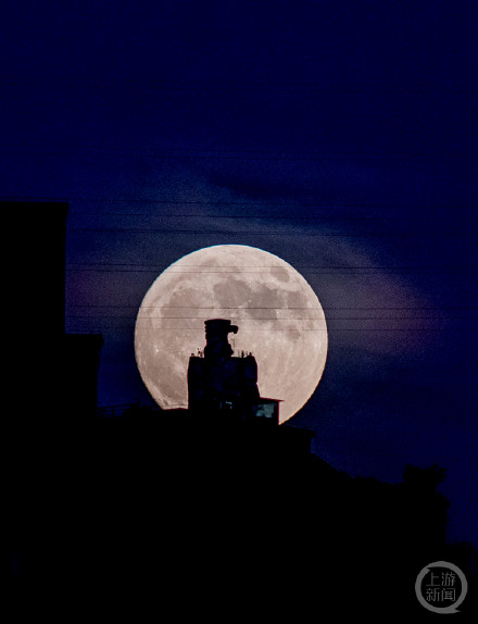 “超级月亮”现身！中秋夜第一波赏月美图来了