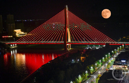 “超级月亮”现身！中秋夜第一波赏月美图来了