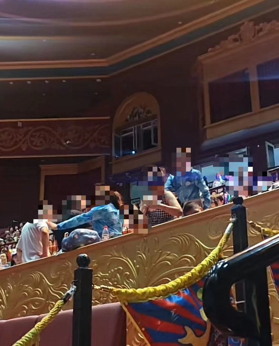 上海海昌海洋公园演出现场观众席多名女子推搡扭打?园区回应 上海海昌海洋公园演出现场观众席多名女子推搡扭打?园区回应