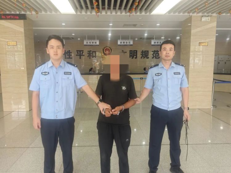 盗贼玩起“变装秀”,民警一眼认出“消失的他” 盗贼玩起“变装秀”,民警一眼认出“消失的他”