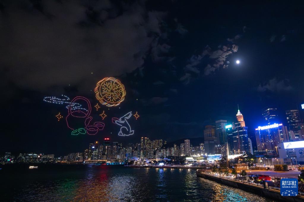 香港举行无人机表演庆祝中秋佳节