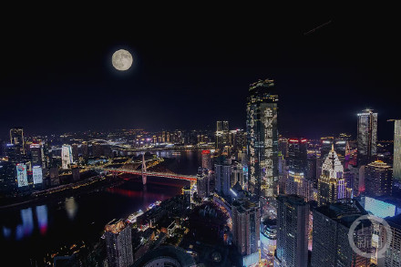 “超级月亮”现身！中秋夜第一波赏月美图来了