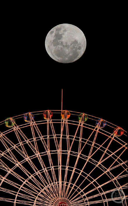 “超级月亮”现身！中秋夜第一波赏月美图来了