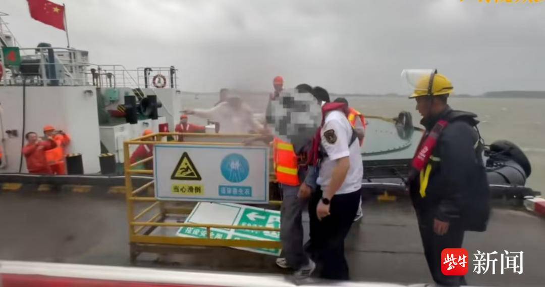 江心洲老人突发疾病，镇江急救“贝碧嘉”中驰援