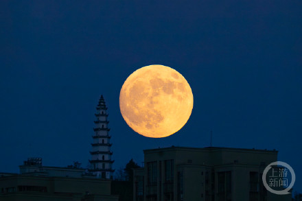 “超级月亮”现身！中秋夜第一波赏月美图来了