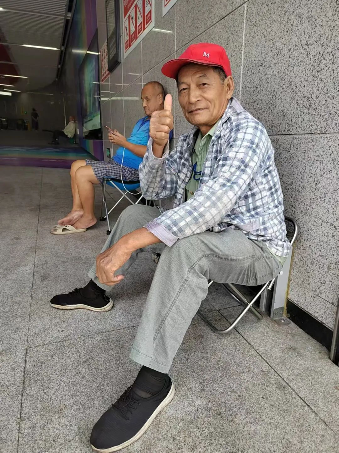 重庆“最凉快地铁口”在哪？市民乘凉盖毛毯