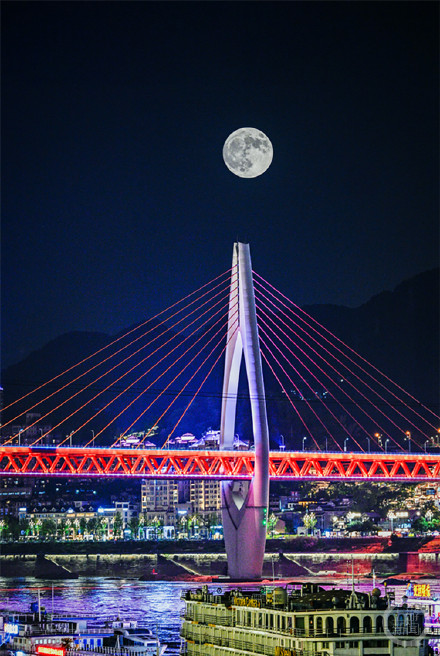 “超级月亮”现身！中秋夜第一波赏月美图来了