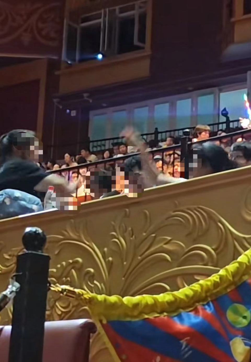 上海海昌海洋公园演出现场观众席多名女子推搡扭打?园区回应 上海海昌海洋公园演出现场观众席多名女子推搡扭打?园区回应