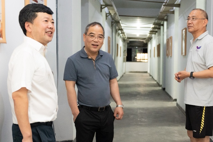 试住学生宿舍的校领导回应：我们年轻时吃苦，是为了后代不吃苦