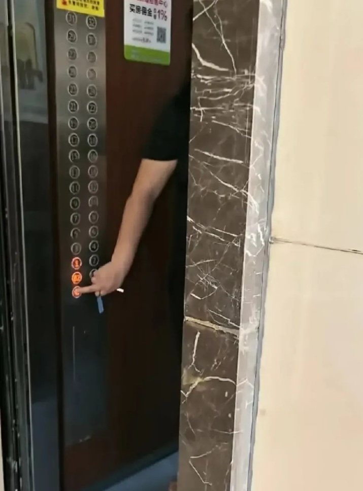 “不止一次了，太没素质！”早高峰，女子长按电梯等孩子惹众怒！