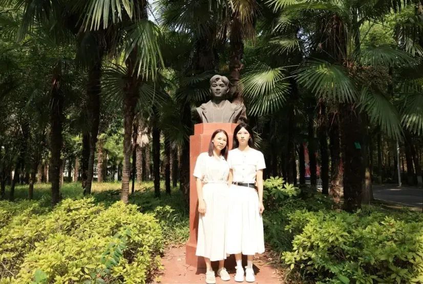 她来大学报到时,先到舅舅的雕像前深鞠躬 她来大学报到时,先到舅舅的雕像前深鞠躬