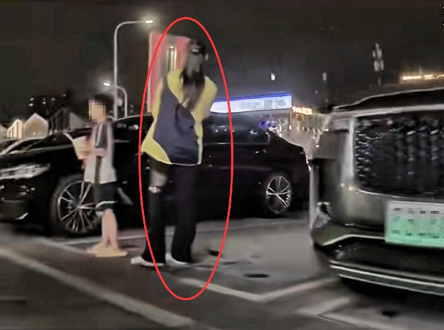 女子占车位不成划车被拘留，车主拒绝和解