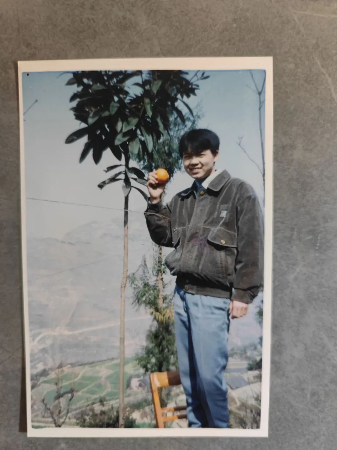 她来大学报到时,先到舅舅的雕像前深鞠躬 她来大学报到时,先到舅舅的雕像前深鞠躬