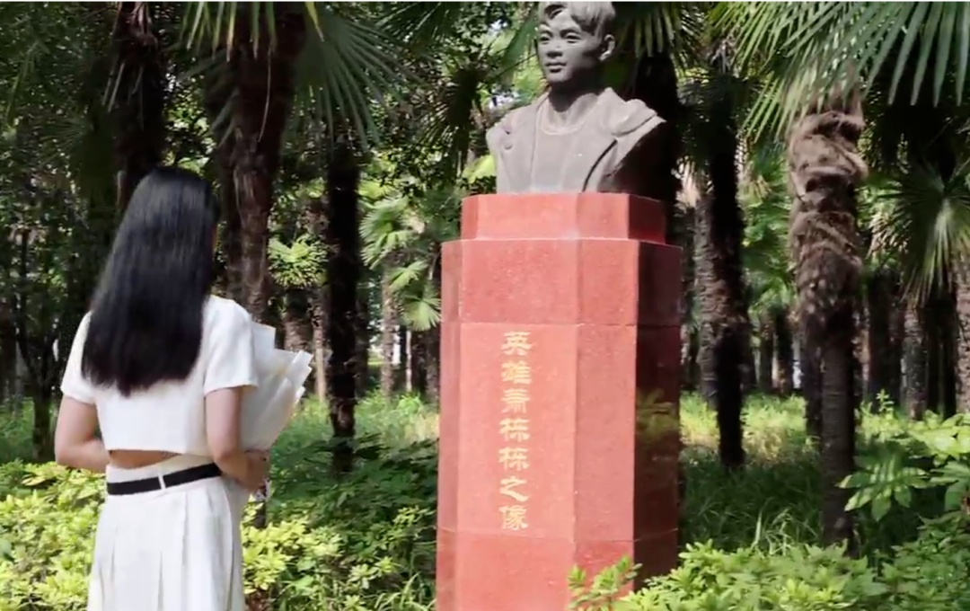 她来大学报到时,先到舅舅的雕像前深鞠躬 她来大学报到时,先到舅舅的雕像前深鞠躬