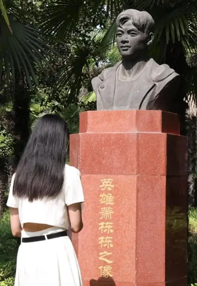 她来大学报到时,先到舅舅的雕像前深鞠躬 她来大学报到时,先到舅舅的雕像前深鞠躬