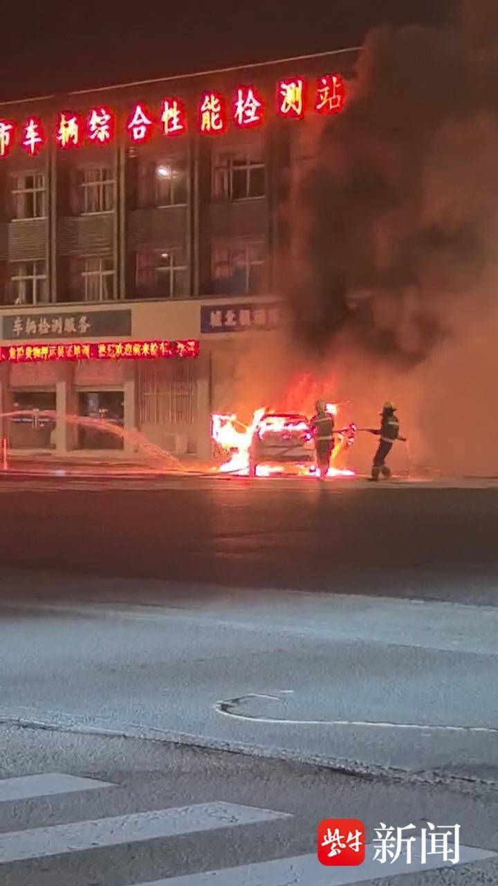 消防员扑救路边起火汽车,目击者:无人受伤 消防员扑救路边起火汽车,目击者:无人受伤