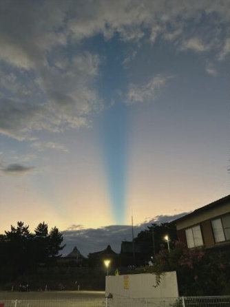 日本一地傍晚突现巨大蓝色光柱:居民猜测连连 专家揭其真面目 日本一地傍晚突现巨大蓝色光柱:居民猜测连连 专家揭其真面目