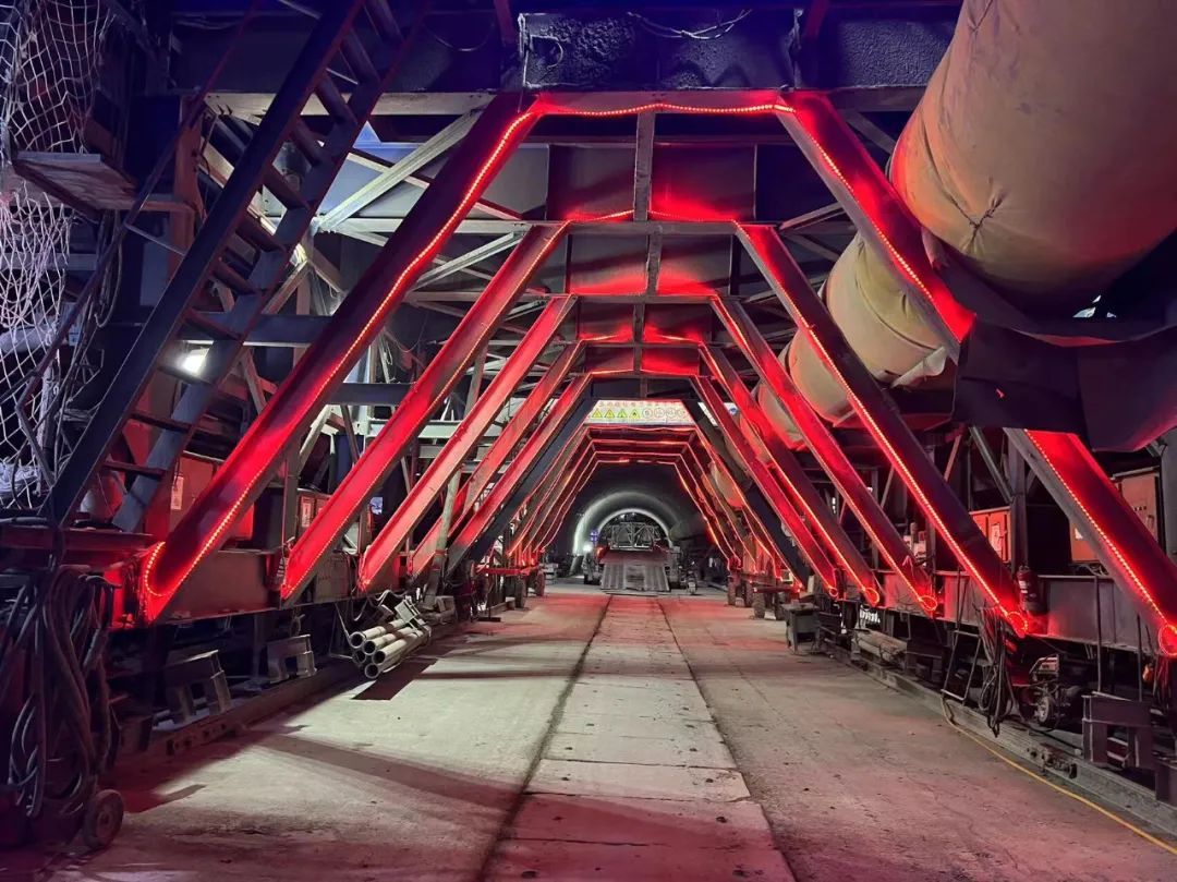 西昭高速公路全线最长隧道迎新进展