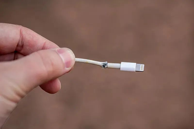 一连3起爆炸！手机变“手雷”？手机出现这5种问题要注意——