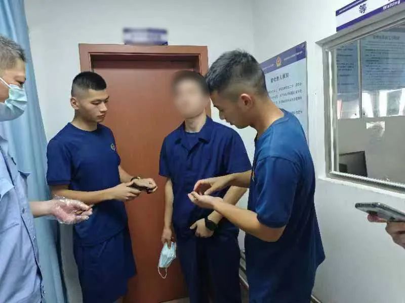 这个“一杠四星消防员”被警察刑拘